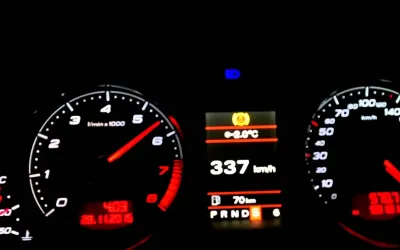 De ce mașinile pot depăși viteza legală: explicații tehnice și practice