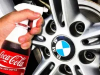 Consigli per la pulizia domestica dei fari o delle ruote sporche dell'auto
