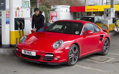 Reguli esențiale pentru conducerea corectă a unei mașini pe benzină