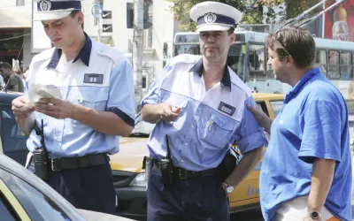 Cum recunoști un polițist rutier care cere mită: semne de aver tizare și metode folosite