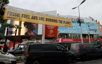 Francuska uvodi kazne do 100.000 evra za reklame fosilnih goriva