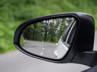 Când și cât de des trebuie să te uiți în oglinzile laterale și retrovizoare - ghid complet