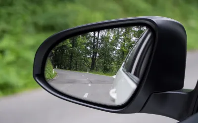 Când și cât de des trebuie să te uiți în oglinzile laterale și retrovizoare - ghid complet