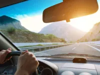 Hvorfor er bilens forrude farvet i den øverste del