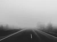 5 conseils essentiels pour conduire en sécurité dans le brouillard