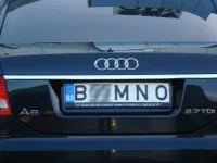 Numere de înmatriculare personalizate: aspecte legale privind fonturile și distanțarea caracterelor