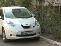 Încărcarea mașinilor electrice la bloc cu prelungitor - soluții creative ale șoferilor români