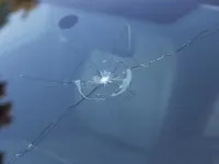 3 sposoby na uniknięcie nagłego pęknięcia szyby samochodowej