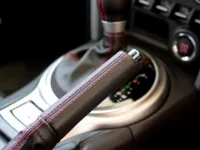 Oto jak prawidłowo używać hamulca ręcznego w samochodzie