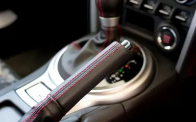 Cum se folosește corect frâna de parcare a mașinii - Ghid complet