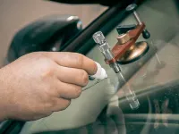 Jak samodzielnie naprawić pęknięcia w szybie przedniej?