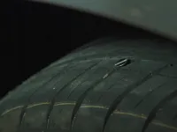 Cum poți să știi dacă ai un cui în anvelopă