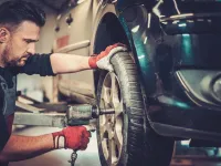 In quale ordine devono essere serrati correttamente i dadi delle ruote?