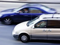 Acceleratul în timpul unei depășiri: ce spune legea și ce riscuri există