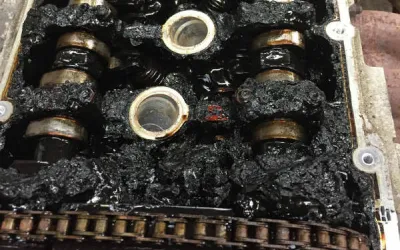 5 motive pentru care schimbul de ulei regulat este esențial pentru motorul mașinii