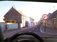 Meaning of the oncoming traffic priority sign - Driving rules