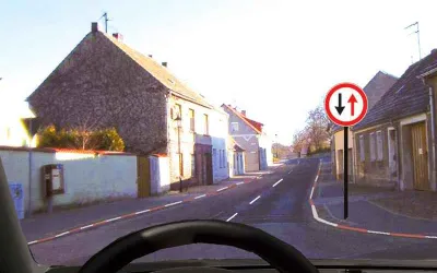 Semnificația indicatorului de prioritate pentru circulația din sens invers - Normele de condus