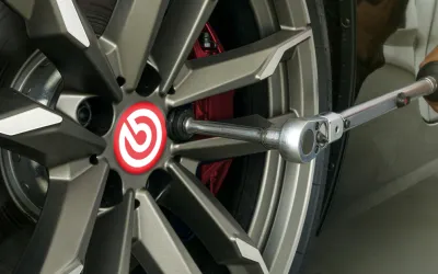 Care este cuplul de strângere corect pentru prezoanele mașinii și cum se montează sigur