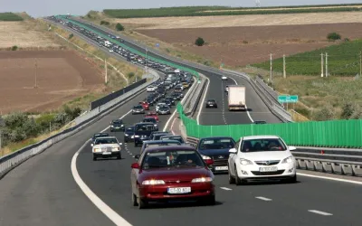 De ce unii soferi dau flashuri si claxoneaza pe banda a doua: ce spune legea