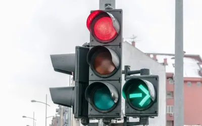 Il semaforo verde lampeggiante per la svolta a destra provoca situazioni controverse nel traffico. Come procedere correttamente?