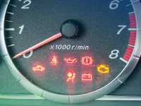 Vous devez éteindre immédiatement le moteur lorsque vous voyez ces voyants du tableau de bord