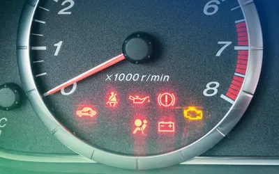 Martorii roșii de bord care cer oprirea imediată a motorului pentru a evita daune grave