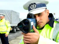 Primești amendă dacă dai flash-uri în trafic? Ce spune legislația
