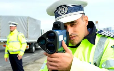 Primești amendă dacă dai flash-uri în trafic? Ce spune legislația