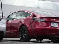 Probleme la Tesla – incercari ale inginerilor pentru a nu se ajunge la chemarea in service a un milion de autoturisme