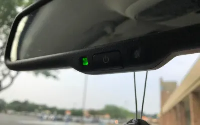 Ce face butonul de pe oglinda retrovizoare și cum funcționează sistemul auto-dimming