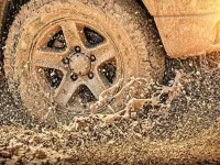 Comment débloquer une voiture coincée dans la boue ?