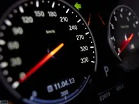 Perché sul tachimetro sono indicate velocità che l'auto non può raggiungere?