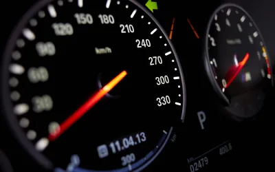 De ce vitezometrele afișează viteze pe care mașinile nu le pot atinge niciodată