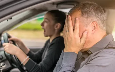 3 greșeli comune când îți înveți copilul să conducă: sfaturi pentru părinți