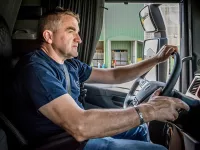 LKW-Fahrer werden durch Einstellungsprämien von 3000 Euro "angelockt", wenn sie zur Konkurrenz wechseln.