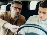 Cum să îl ajuți pe un șofer începător să învețe să conducă în siguranță