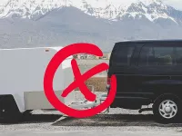 Pociąg bez zaczepu. Toyota właśnie umożliwiła ciągnięcie samochodu bez zaczepu. Obejrzyj WIDEO