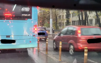 Sofer amendat cu 130 de lire sterline pentru ca a intrat pe banda de autobuz pentru a face loc unei ambulante