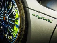 Inechitate grosolana in ceea ce priveste masinile scumpe hibrid – cu toate ca detin motoare de putere mare, pe benzina, conducatorii auto platesc un impozit derizoriu la stat