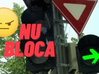 Puoi fermarti sulla corsia di destra se il semaforo lampeggiante è verde?