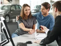 Un vanzator de la un dealer de masini a incasat 180.000 de euro in contul personal