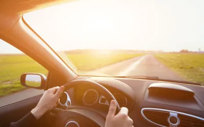 Cum te protejează parbrizul auto împotriva razelor UV și de ce geamurile laterale sunt periculoase