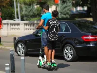 Limitarea vitezei trotinetelor electrice la 15 km/h și obligativitatea RCA: ce schimbări vin în 2024