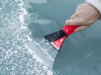 Oto kilka wskazówek, jak szybciej odmrozić przednią szybę.