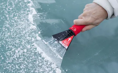 Cum să dezghețezi parbrizul mai repede: 4 metode eficiente și ieftine