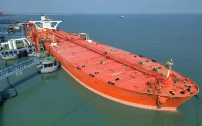 Traficul de nave petroliere este blocat din cauza plafonarii pretului pentru petrolul rusesc