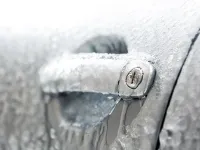 Cómo descongelar las cerraduras del coche: métodos seguros para el invierno