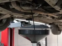 Cum să citești eticheta uleiului de motor: ghid complet pentru proprietarii de mașini