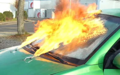 Cum să dezghețezi parbrizul mașinii cu două ingrediente casnice simple