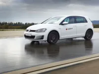 Cum afecteaza suprafetele ude anvelopele masinii?